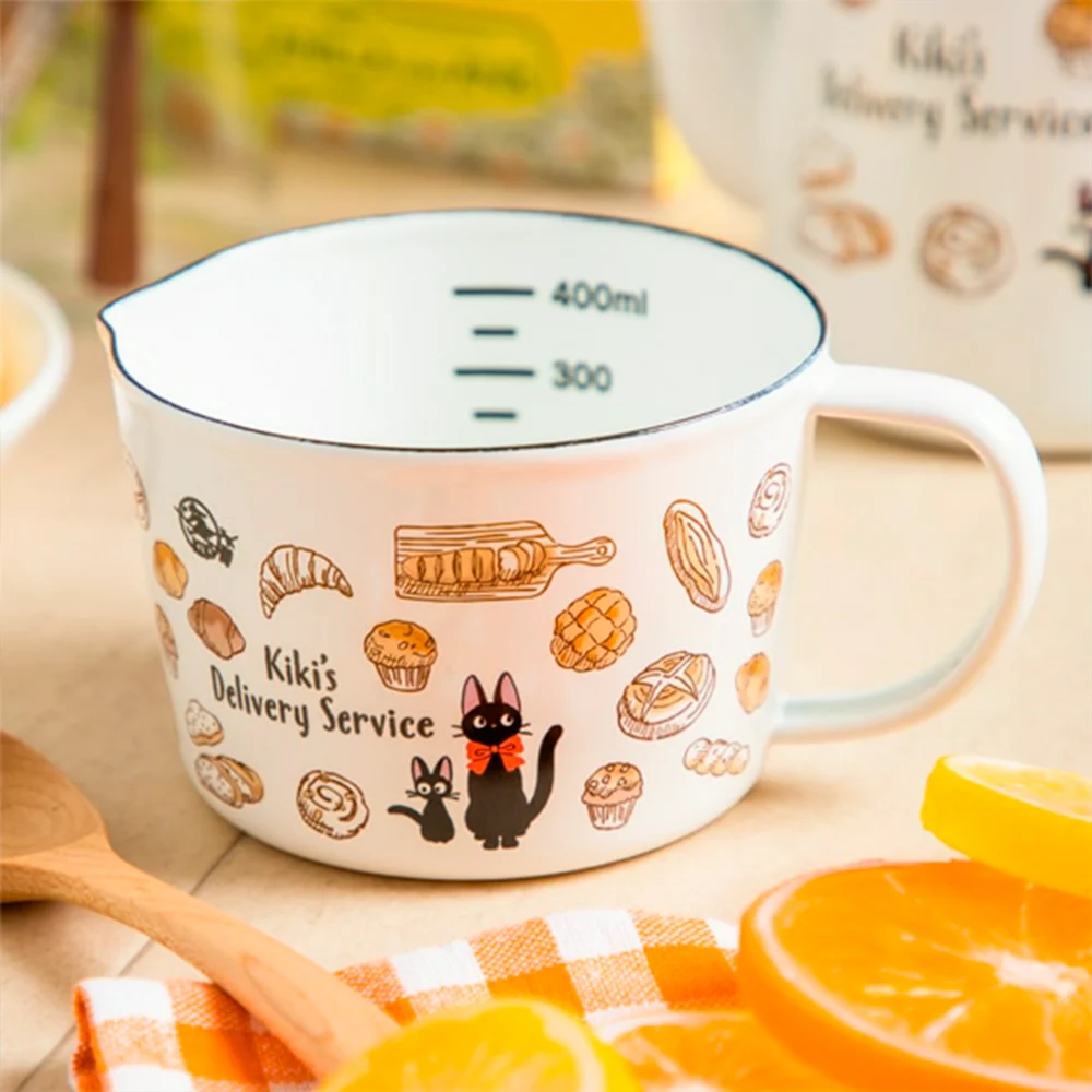 NICKY, LA APRENDIZ DE BRUJA - TAZA MEDIDORA ESMALTADA "JIJI EN LA PANADERÍA"