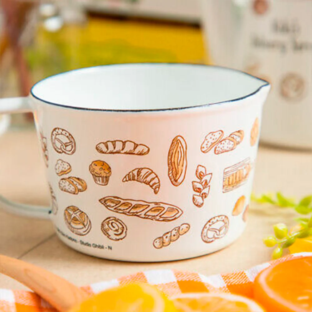 NICKY, LA APRENDIZ DE BRUJA - TAZA MEDIDORA ESMALTADA "JIJI EN LA PANADERÍA" - Imagen 2